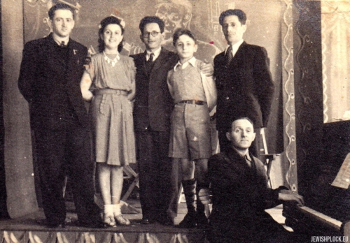Amateur theater group: from the left: Jerzy Margulin, Ida Papierczyk, Abram Papierczyk, Kuba Guterman, 1940s